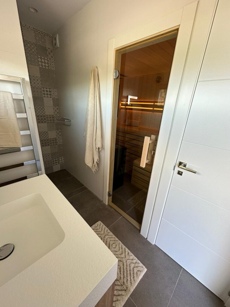 Exclusieve combisauna, geïnstalleerd in privévilla aan de Spaanse kust nabij Valencia.