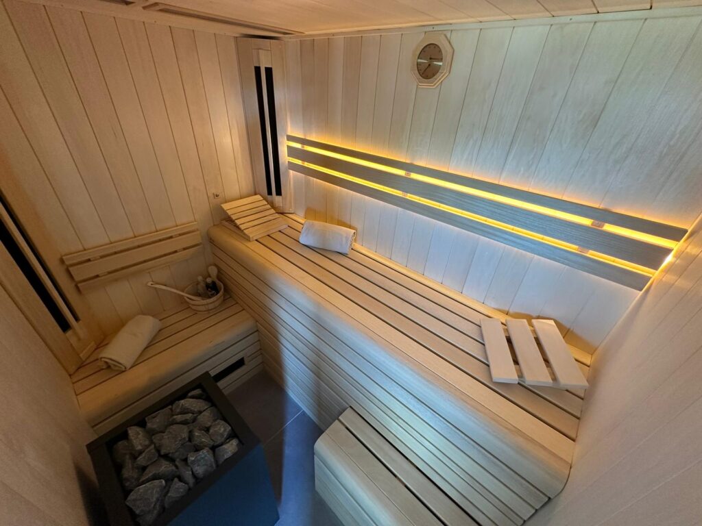 Luxe sauna aan huis in Spaanse villa, stijlvol afgewerkt met licht espenhout.