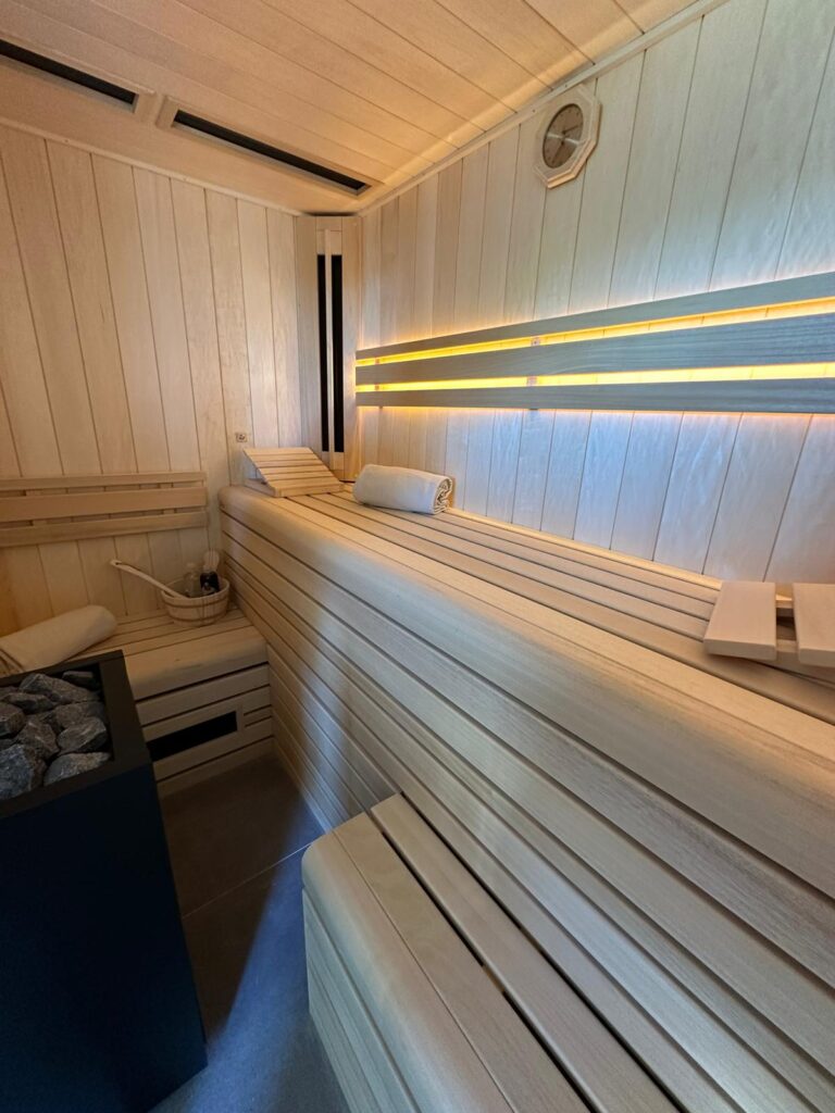 Detailfoto interieur combisauna, ideaal voor wellness aan huis in Spanje.