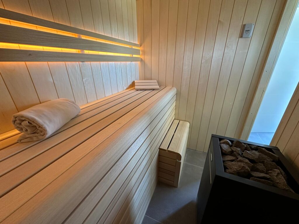 Installatie van combisauna aan huis door Liberty Wellness-specialisten in Javea, Spanje.