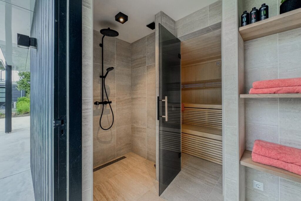 Sauna buiten in poolhouse